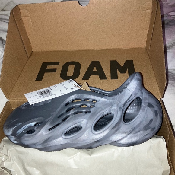 Yeezy Foam Runner - Picture 1 of 3